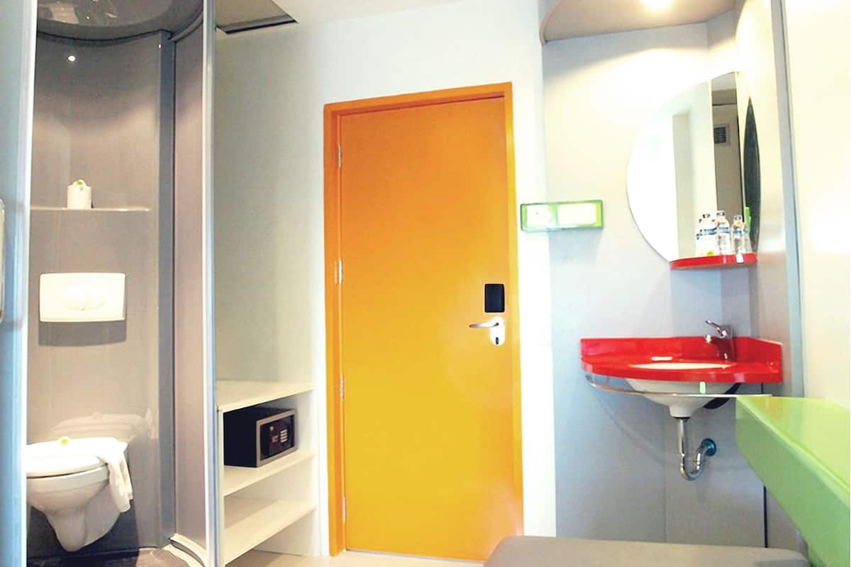 shower, towels, soap, shampoo