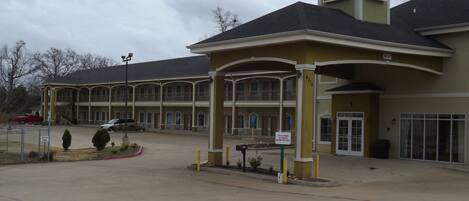 A Sunriser's Inn with a two-story building, a covered entrance, and a parking lot.