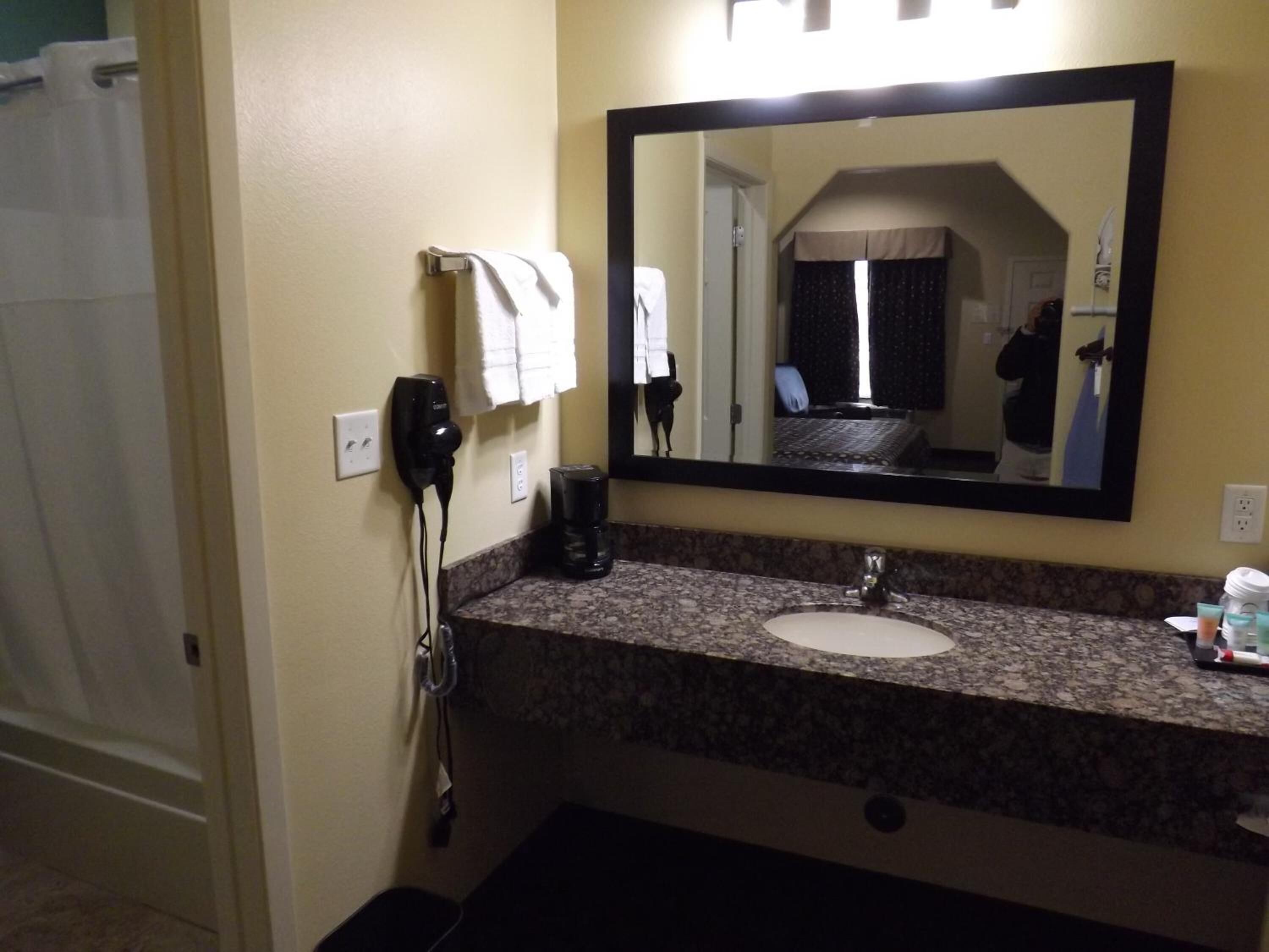 Shower, free toiletries, towels