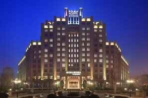 A large, multi-story hotel with a prominent sign at the top reading "Four Points by Sheraton." - Four Points By Sheraton Luohe (Luohe)