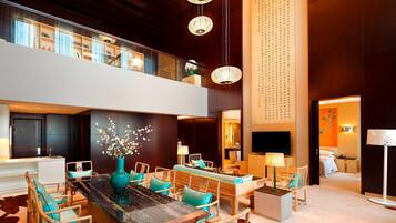 Comfort suite, 1 slaapkamer | Luxe beddengoed, een minibar, een kluis op de kamer, een bureau