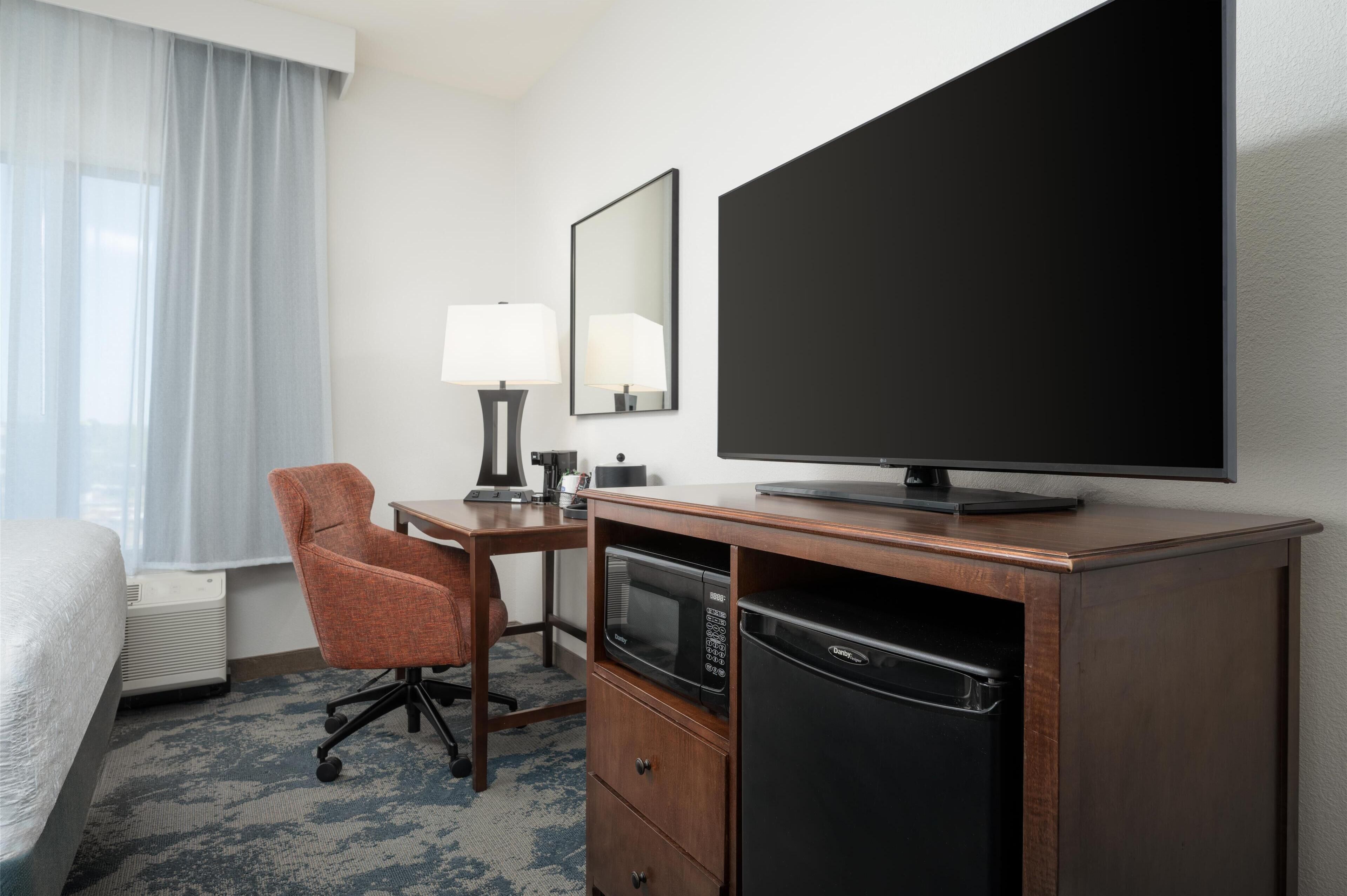 in-room safe, desk, laptop workspace, blackout curtains