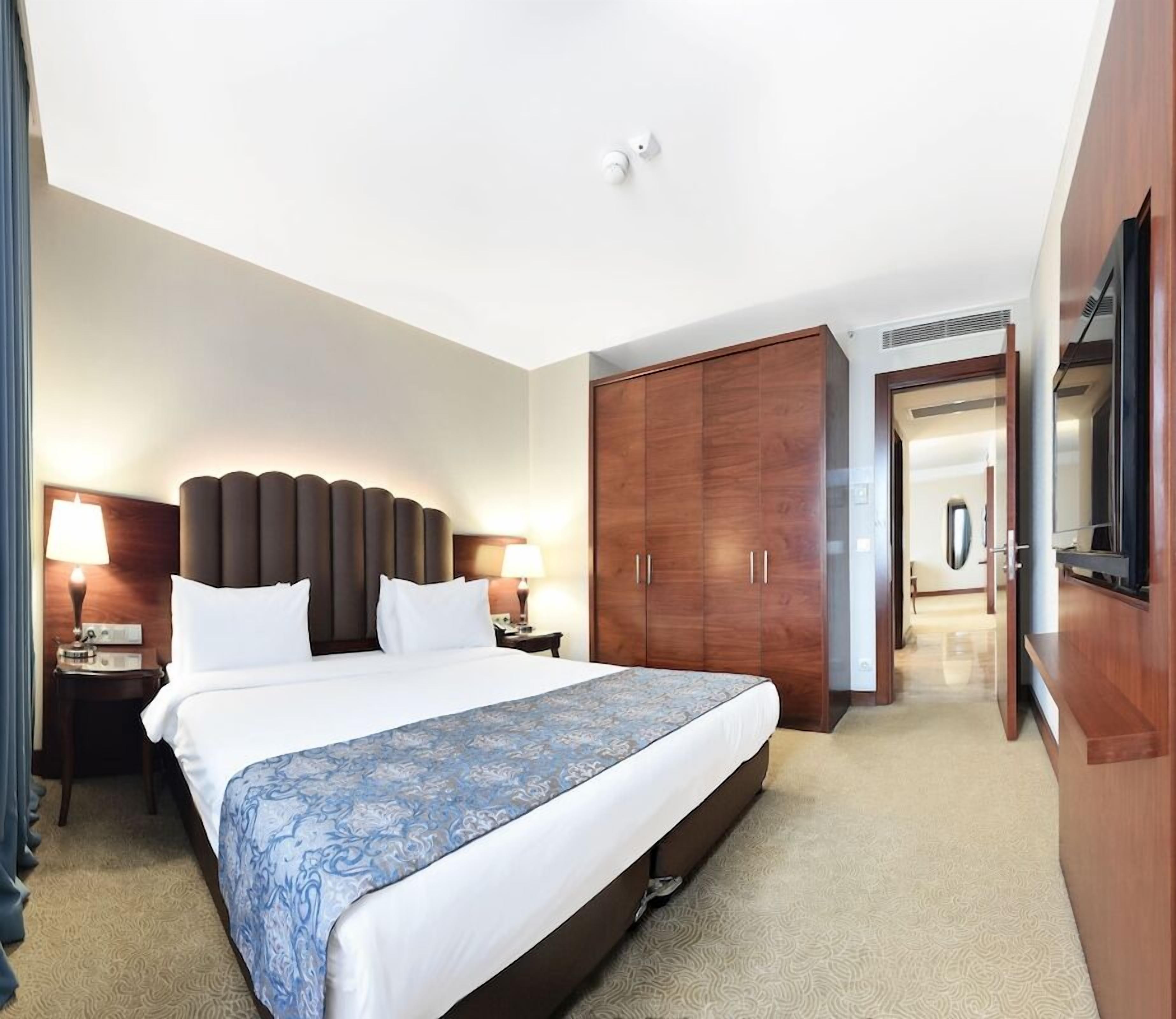 Bộ đồ giường cao cấp, minibar, két bảo mật tại phòng, bàn 