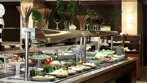 Un buffet proposant une variété de plats et d’ustensiles.