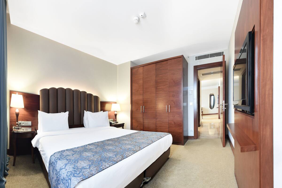 premium bedding, minibar, in-room safe, desk