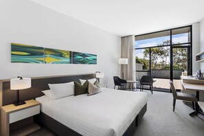 Flinders Room | Minibar, in-room safe, desk, soundproofing - Quarters at Flinders Hotel (Flinders)