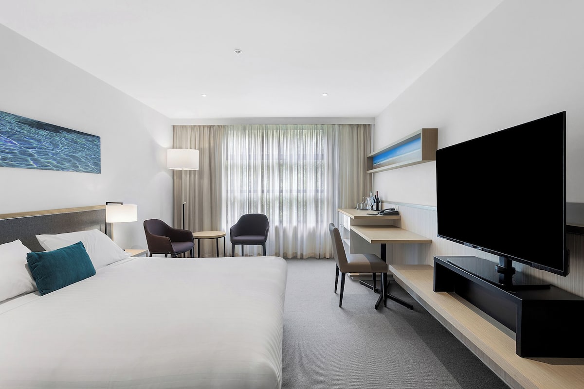 Minibar, in-room safe, desk, soundproofing
