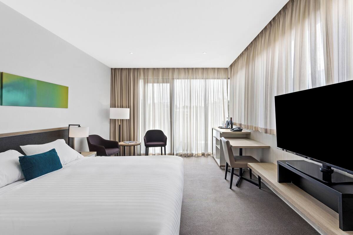 Chambre Deluxe | Minibar, coffre-fort, bureau, système d’insonorisation