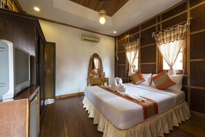 Safe på rommet, skrivebord og barnesenger (inkludert)