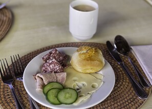 Petit déjeuner complet compris tous les jours