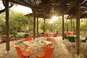 Se sirven desayunos, almuerzos y cenas; cocina local