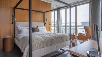 Junior Suite (Signature - MI - RYST) | Hypo-allergenic bedding, free minibar items, in-room safe