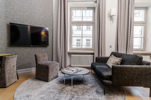 1 bedroom, hypo-allergenic bedding, free minibar items, in-room safe