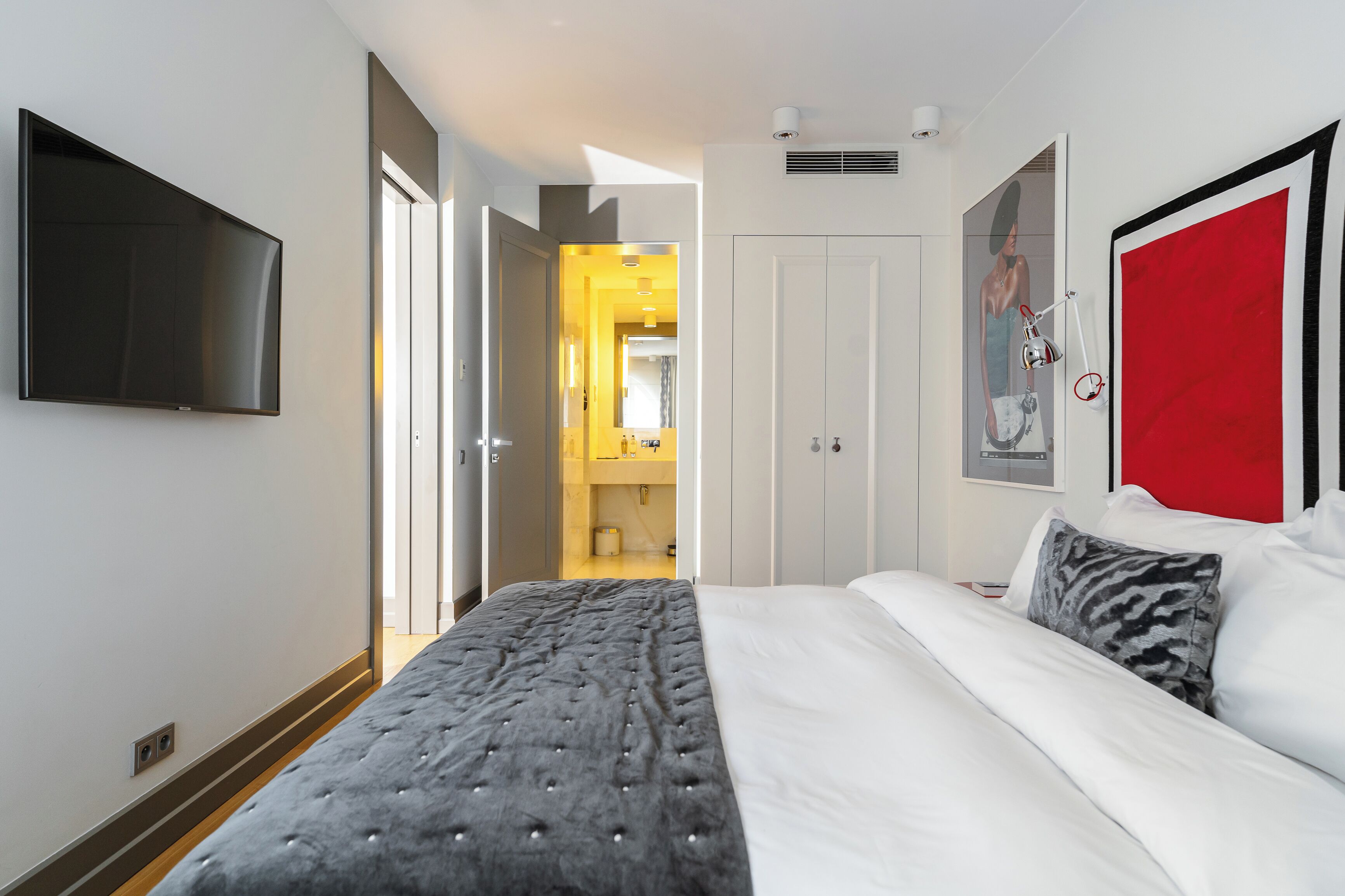 Suite (MI - SUIT) | Hypo-allergenic bedding available, minibar (some free items)