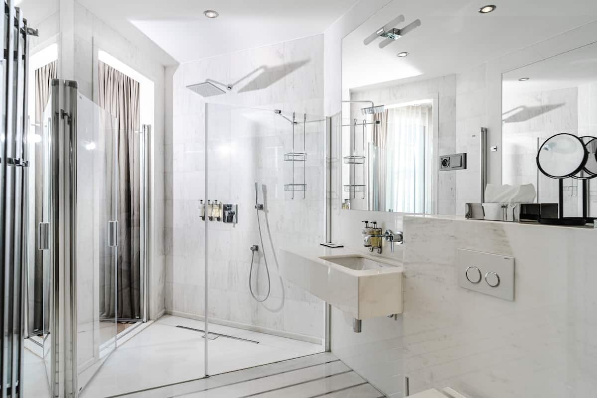 1 bedroom, hypo-allergenic bedding, free minibar items, in-room safe