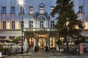 A hotel entrance with a grand archway, columns, and a balcony. - H15 Boutique Hotel, Warsaw, a Member of Design Hotels (Warsaw)