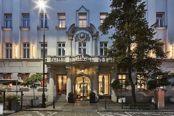 Façade de lâhĂ©bergement â soirĂ©e/nuit
