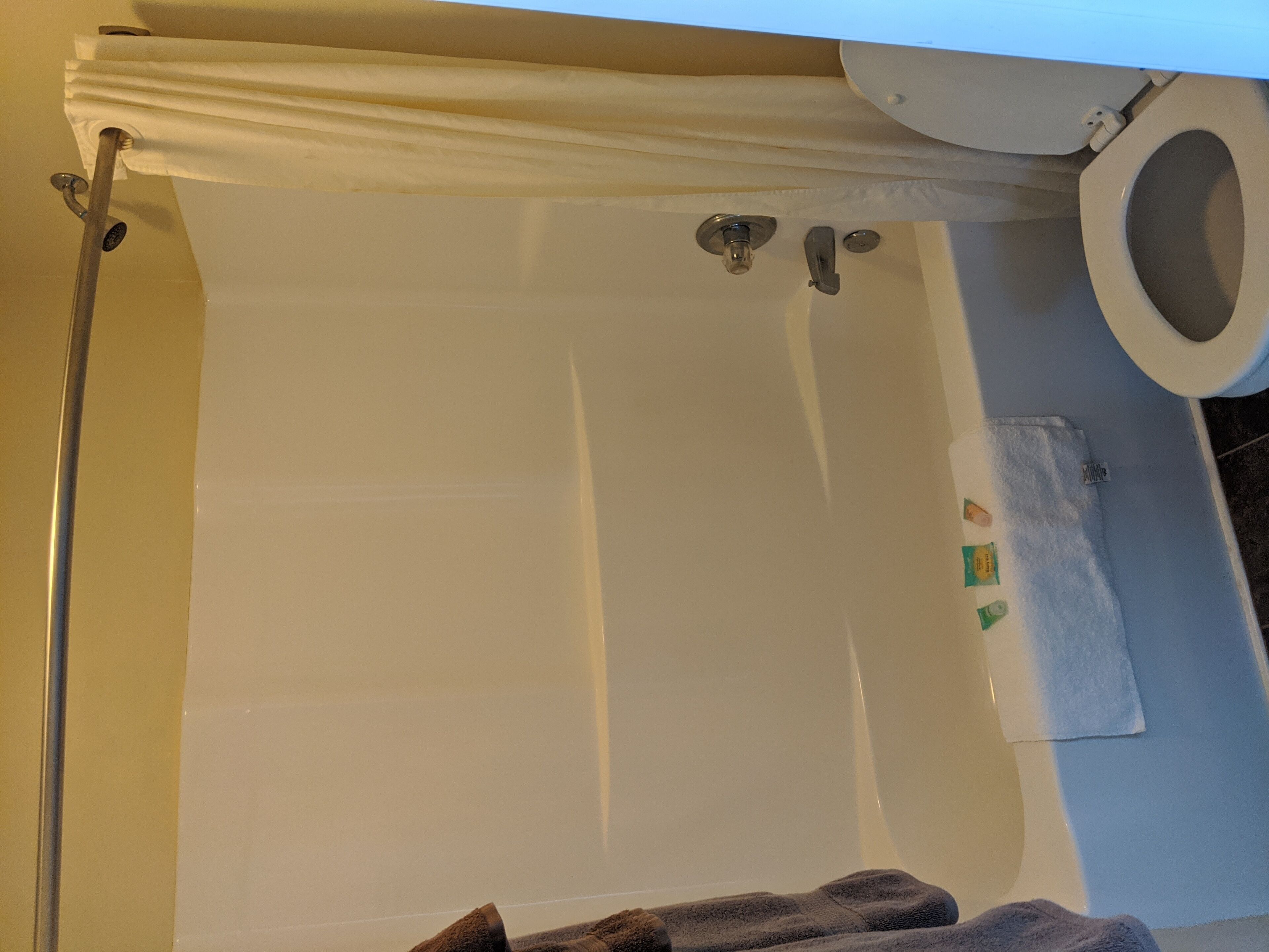 Combined shower/tub, free toiletries, towels