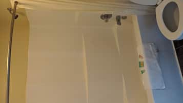 Combined shower/tub, free toiletries, towels