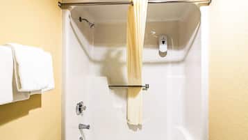 Ein Badezimmer mit Dusche, Toilette und Handtuchhalter.