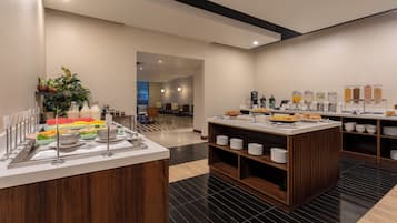 Café da manhã com buffet grátis todos os dias