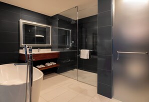Suite, 1 kingsize bed | Badkamer | Een douche,  milieuvriendelijk toiletgerief, een haardroger, handdoeken
