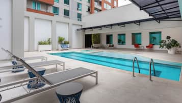 Una piscina al aire libre