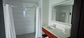 Douche, articles de toilette écologiques, sèche-cheveux