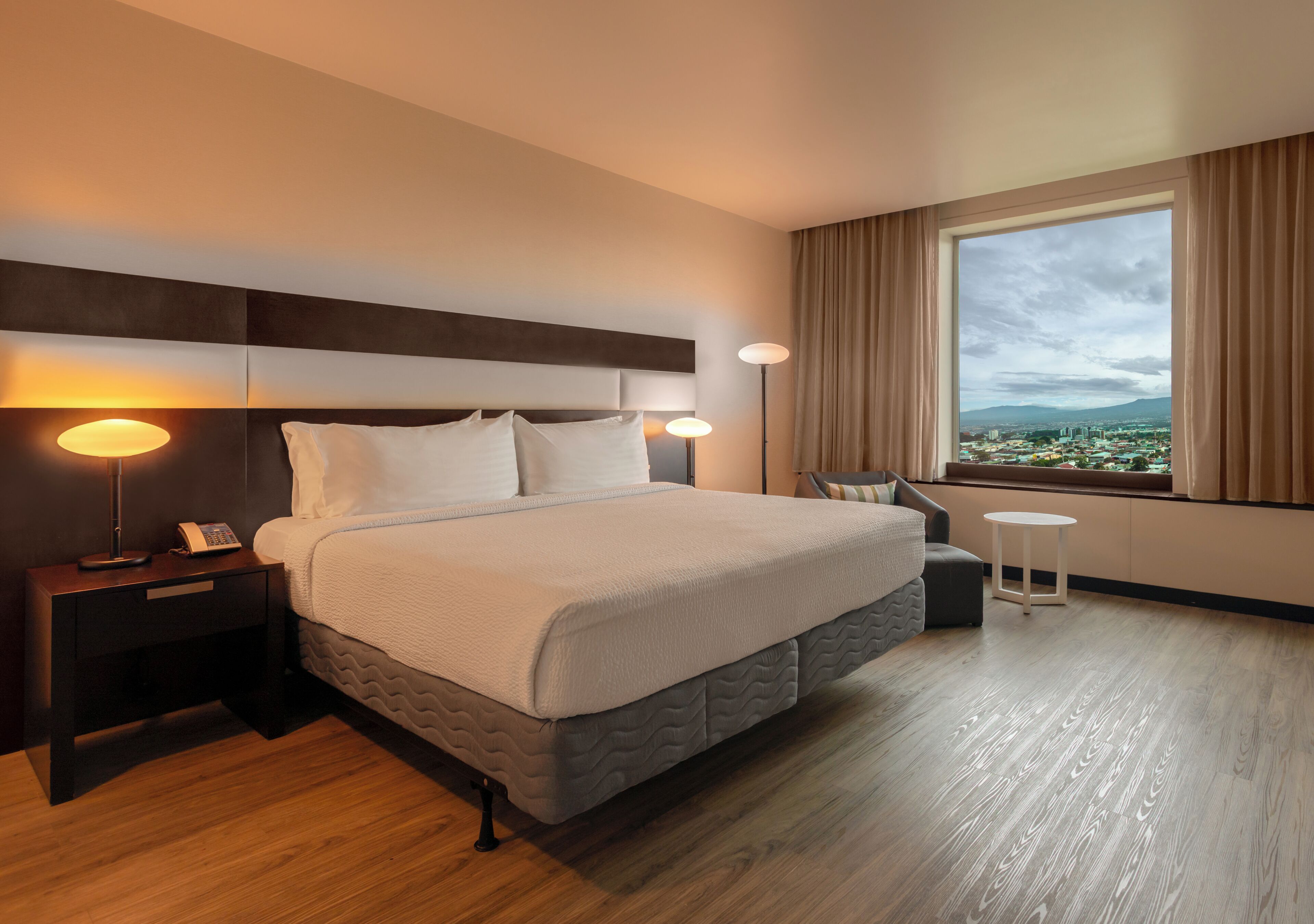 Deluxe-Zimmer, 1 Doppelbett | Hochwertige Bettwaren, Daunenbettdecken, Pillowtop-Betten, Minibar