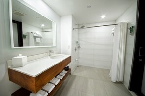 Deluxe kamer, 1 tweepersoonsbed | Badkamer | Een douche,  milieuvriendelijk toiletgerief, een haardroger, handdoeken