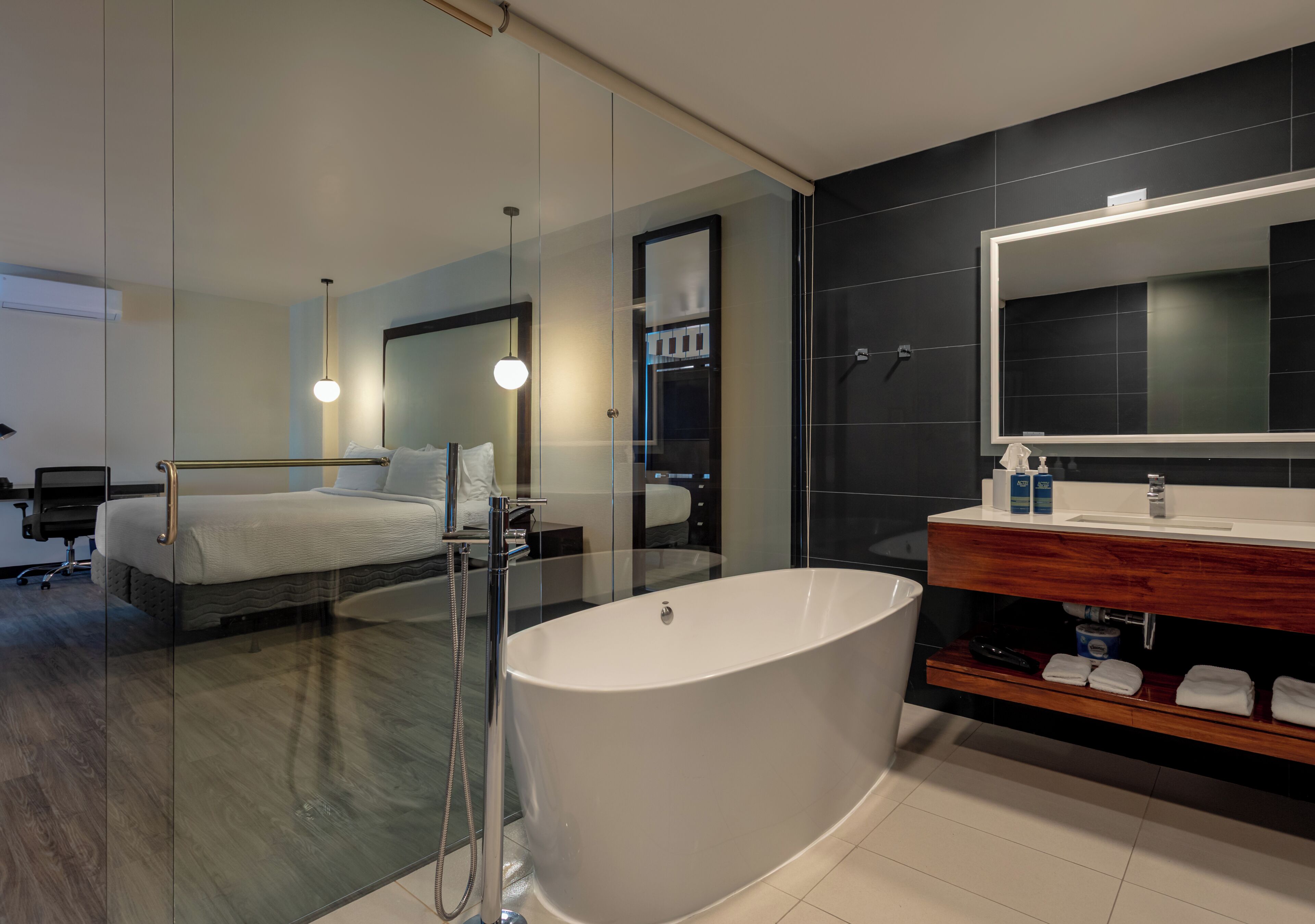 Suite, 1 King-Bett | Badezimmer | Dusche, umweltfreundliche Kosmetikartikel, Haartrockner, Handtücher