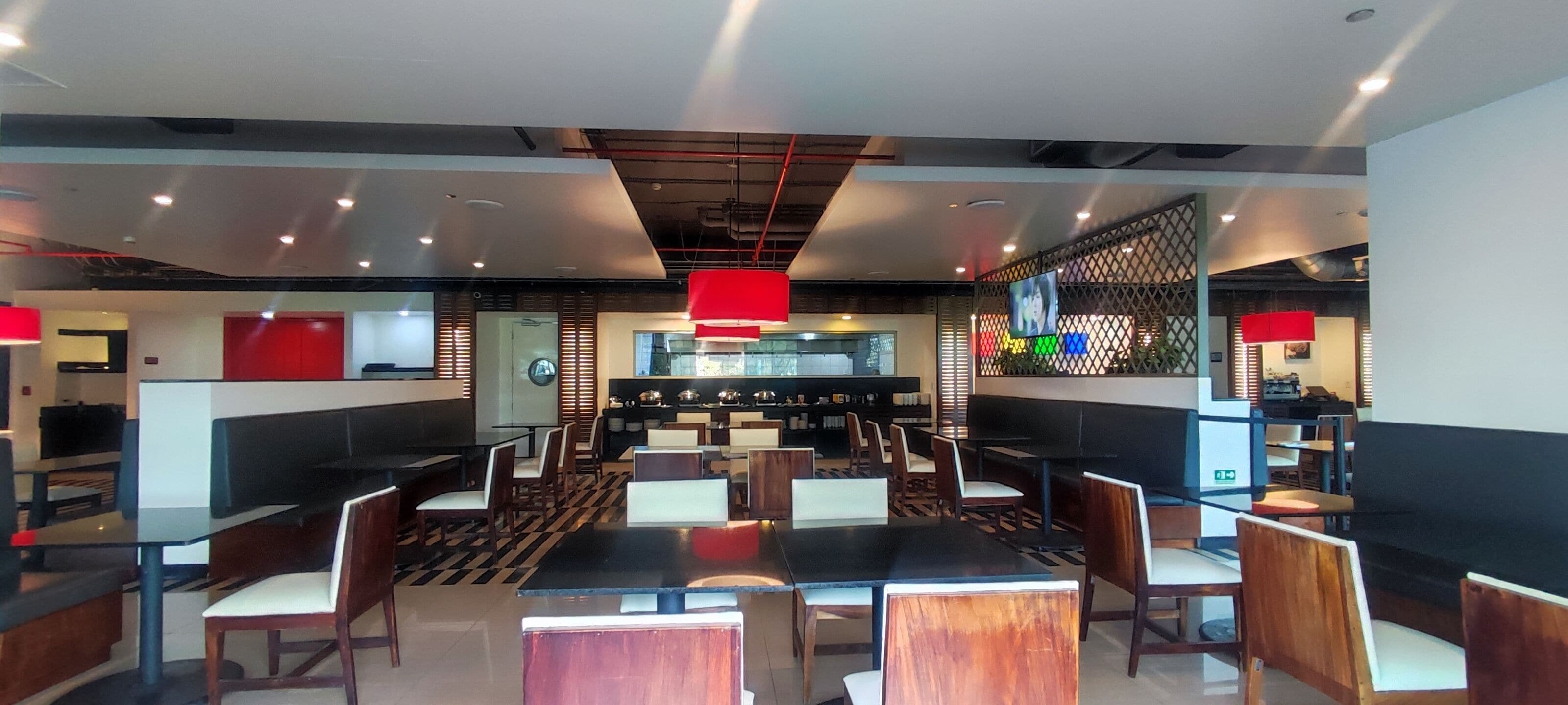 breakfast, lunch, dinner served; international cuisine