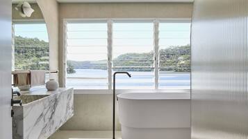 منزل ديلوكس - ٤ غرف نوم - بمنظر للنهر - فوق الماء | حمام | مستلزمات فاخرة للعناية الشخصية، مجففات شعر، برانس (أردية) حمّام، مناشف