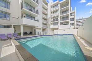 Utendørsbasseng og solsenger