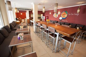 Breakfast, lunch, dinner served; Thai cuisine  - New Road Guest House - Hostel (Bangkok)