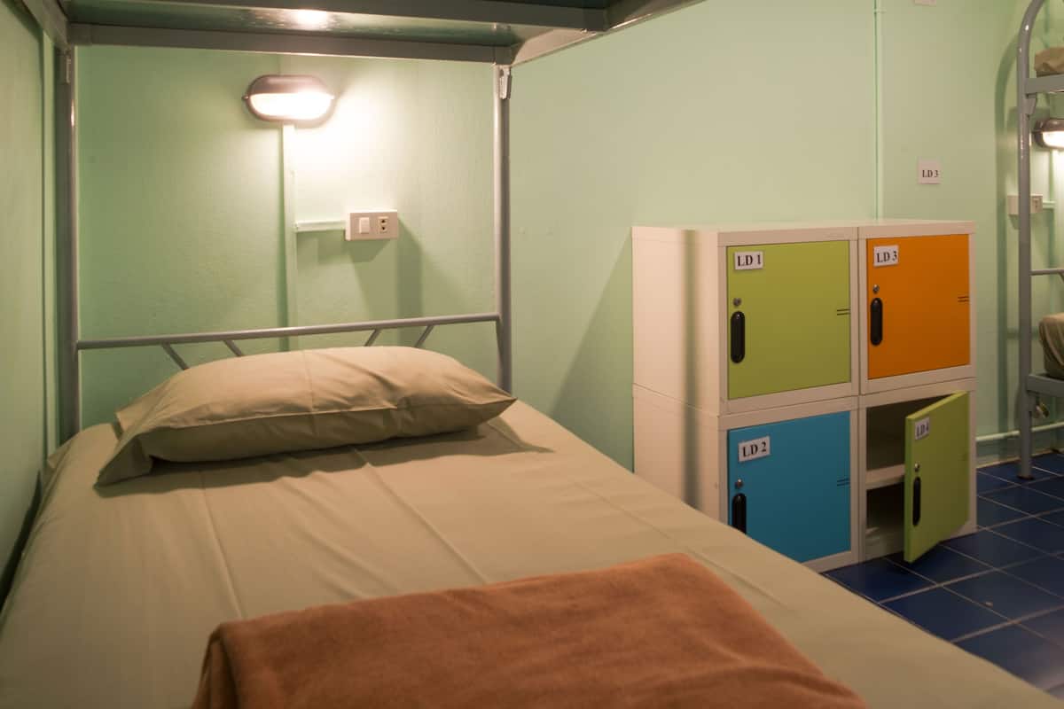 A bunk bed with a single bed on top and a lower bunk. There are lockers labeled LD 1, LD 2, and LD 3.
