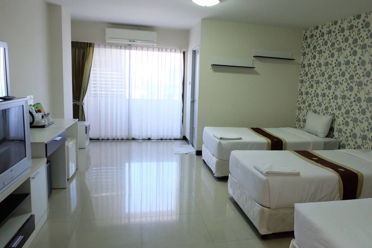 Habitación triple superior | Minibar, muebles diferentes, camas extra y wifi gratis