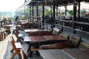 Breakfast, lunch, dinner served; Thai cuisine, garden views - SP Residence Suvarnabhumi (Bangkok)