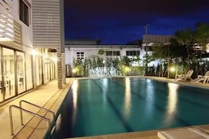 Outdoor pool - SP Residence Suvarnabhumi (Bangkok)