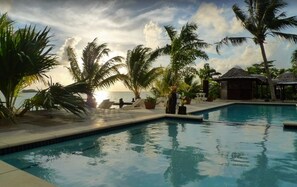 Außenpool, geöffnet von 06:00 Uhr bis 23:00 Uhr, Liegestühle