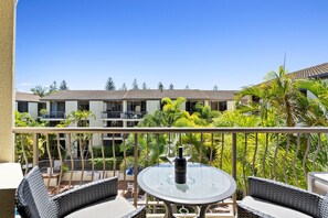 Deluxe Apartment | Balcony - Aussie Resort (Burleigh Heads)