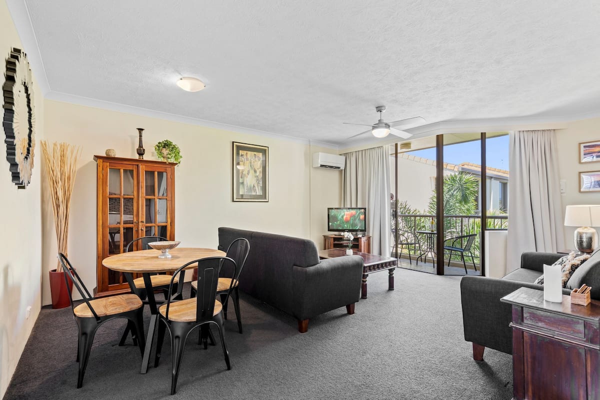 Leilighet – deluxe | Oppholdsområde | En 32-tommers Flatskjerm-TV med digitale kanaler