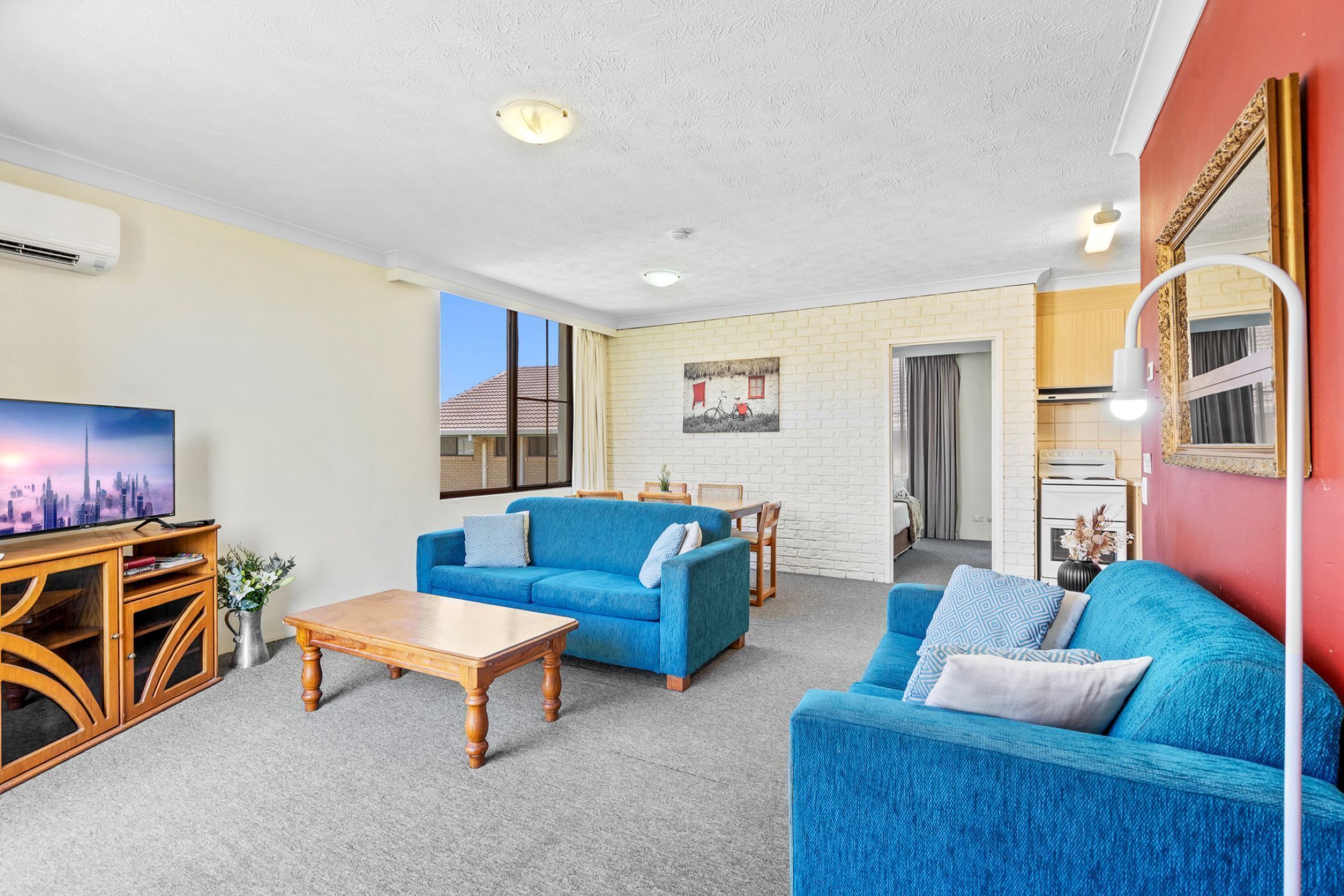 Leilighet – standard | Oppholdsområde | En 32-tommers Flatskjerm-TV med digitale kanaler