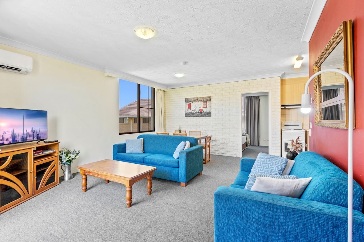 Leilighet – standard | Oppholdsområde | En 32-tommers Flatskjerm-TV med digitale kanaler