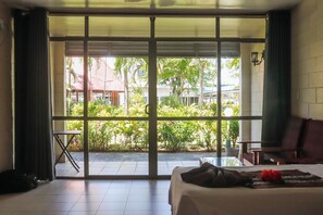 Deluxe Room (1 Double Bed and 1 Single Bed) | Una scrivania, postazione laptop, ferro/asse da stiro, Wi-Fi gratuito