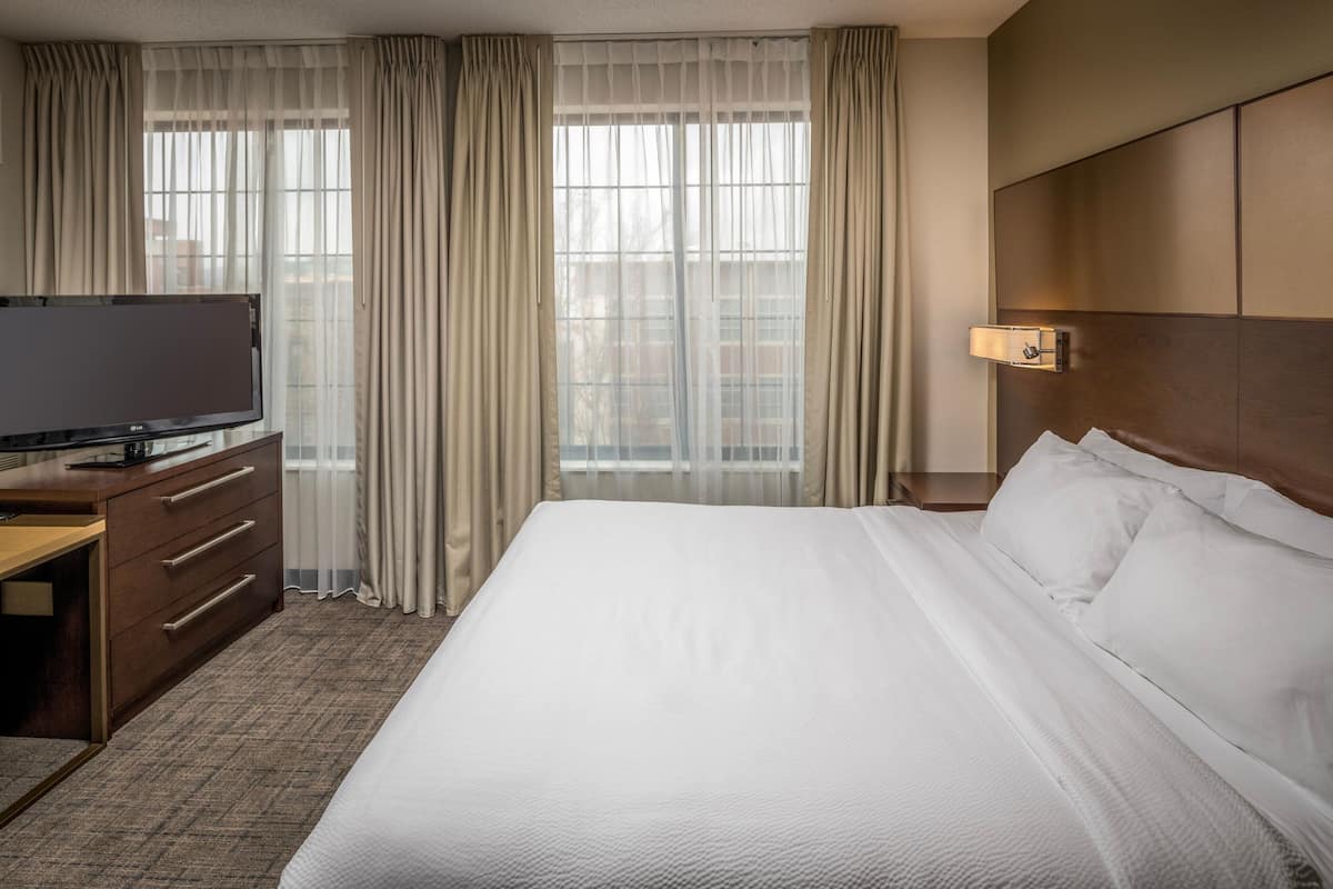 Premium bedding, down comforters, desk, laptop workspace