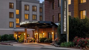 Un hôtel à plusieurs étages doté d’une entrée couverte, d’une façade en briques et d’une enseigne indiquant qu’il s’agit d’un hôtel Marriott Residence Inn.