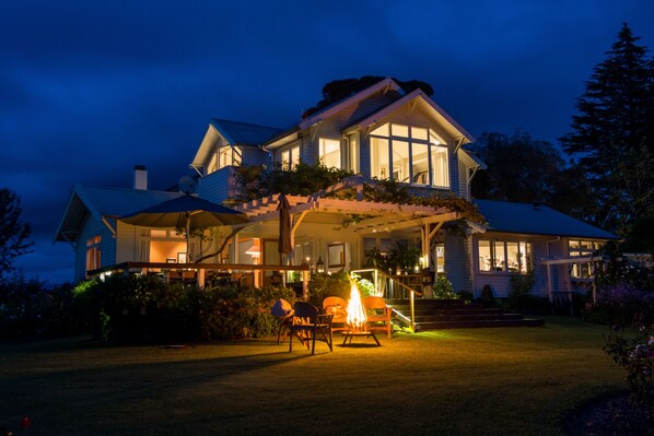 住宿正面 (夜晚)