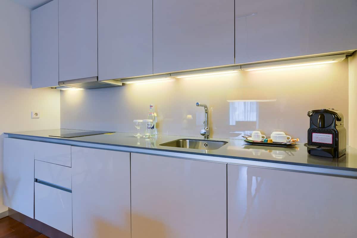 executive suite, 1 king bed | private kitchenette