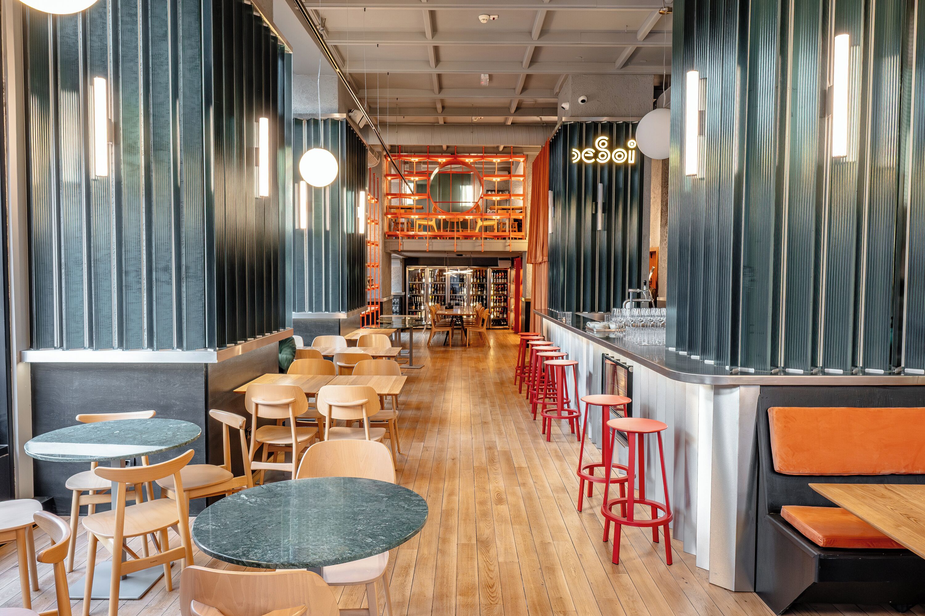 2 restaurants, international cuisine